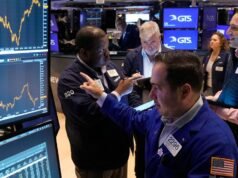 Risco país caiu para 611 pontos e dólar ficou estável em dia marcado por tensão global