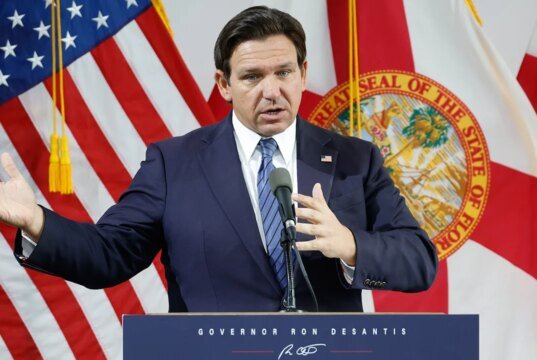 DeSantis assina projeto de lei contra o extremismo islâmico nas universidades da Flórida