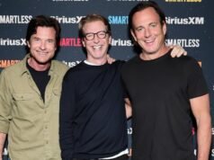 Os apresentadores do podcast “SmartLess” comemoram-se inesperadamente, para variar