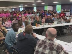 A comunidade Gresham-Barlow se reuniu contra os cortes propostos nos programas de música escolar