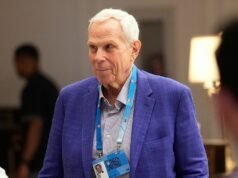 O ex-coproprietário do Giants, Steve Tisch, na sala de recrutamento em meio a um suposto caso de e-mail com Epstein