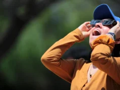 Eclipse solar total mergulha cidades em seu caminho no silêncio sísmico