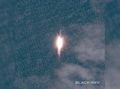 Lançamento do SpaceX Falcon Heavy visto do espaço (foto de satélite)
