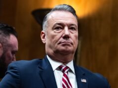 O diretor do ICE, Lyons, apresentou uma carta de demissão ao secretário do DHS, Markwayne Mullin