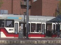 O homem supostamente empurrou a vítima na frente de um trem MAX para mudar seu apelo