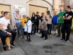 A multidão não pode sair para o chão