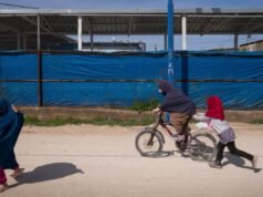 Combatentes do ISIS escapam do campo na Síria, mas famílias continuam detidas: NPR