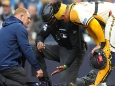 O árbitro CB Bucknor deixa a partida lesionado dias após ABS o humilhar