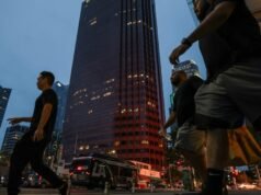 As empresas estão comprando edifícios em vez de alugá-los à medida que os valores dos escritórios despencam em Los Angeles