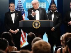 Trump estava preparado para “deixar rolar” com a imprensa. Depois vieram os tiroteios, o caos e os apelos à unidade