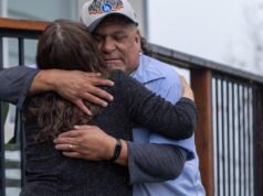 O carteiro de Los Angeles se aposentou após 42 anos. Centenas compareceram à sua festa de despedida