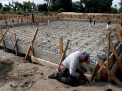 Eles perderam suas casas no incêndio. Agora eles estão reconstruindo tudo elétrico.