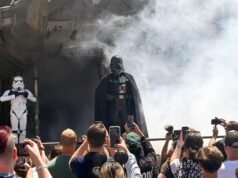 Darth Vader chega à terra de “Star Wars”, marcando um ponto focal para a Disneylândia
