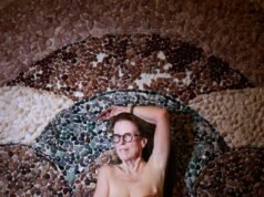 Por que a escritora “mais jovem” Pamela Redmond está colocando tudo no palco aos 73 anos?