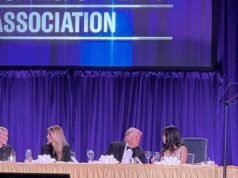 Trump saiu do palco depois de atacar a Associação de Correspondentes da Casa Branca. jantar