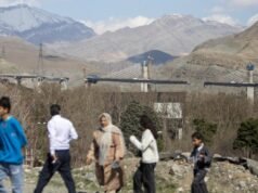 À medida que a guerra no Irão aumentava, 2 aviões dos EUA foram abatidos; Autoridades disseram que ambos os pilotos foram resgatados, um membro da tripulação estava desaparecido