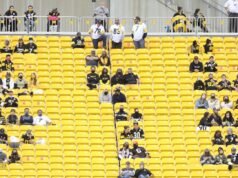 Assentos pretos são instalados no andar superior do Acrisure Stadium
