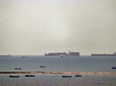 Centenas de petroleiros ficaram presos em consequência de um incêndio quando o Irã fechou o Estreito de Ormuz