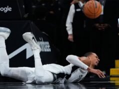 A queda chocante de uma estrela da NBA: ele sofreu uma concussão e teve que deixar o jogo