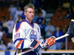 A camisa da final da Stanley Cup de 1988 de Wayne Gretzky foi vendida por US $ 2,8 milhões, estabelecendo um recorde de hóquei de todos os tempos