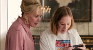 O episódio 2 da 5ª temporada de Hacks contém a participação especial mais engraçada de Handmaid’s Tale. Isso fará você pensar no spinoff Os Testamentos de uma maneira completamente diferente.