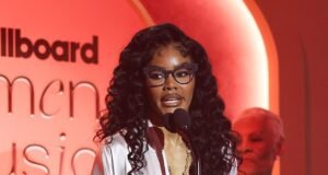 Teyana Taylor sai furiosa do palco no Billboard Awards depois que o teleprompter diz para ela “sair” antes de retornar no SWEATS