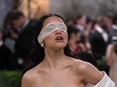 A estrela de Branca de Neve, Rachel Zegler, zombou dos movimentos bizarros da mandíbula no Met Gala de 2026