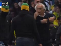 O corajoso chefe do futebol, de 73 anos, enfrenta bandidos depois que eles invadiram o campo para protestar contra o rebaixamento do clube da liga francesa – com partida abandonada após apenas 22 MINUTOS em cenas caóticas