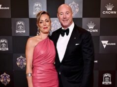 A esposa do ex-presidente da Carlton AFL, Luke Sayers, chora no tribunal enquanto o juiz diz ao casal distante para ser interrogado sobre as consequências de seu escândalo de ‘d ** k pic’