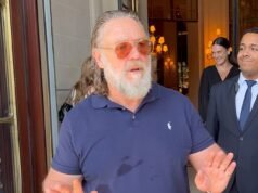 Um irritado Russell Crowe repreende os fãs que esperam por seu autógrafo do lado de fora do hotel de Paris: “Não me apressem, porra”.