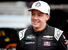 A estrela da NASCAR promete apoio vitalício ao filho de Kyle Busch em uma doce mensagem após o desempenho emocionante do menino de 11 anos em homenagem ao falecido pai