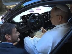 O Papa-móvel mais rápido de todos os tempos? Pope fica ao volante do novo supercarro elétrico Luce da Ferrari