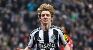 Barcelona DELAY revela a contratação de Anthony Gordon por £ 70 milhões depois que o ala completa os exames médicos antes da mega transferência do Newcastle