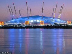 Miliband destrói aço britânico e ataca o construtor Millennium Dome