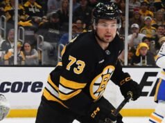 Charlie McAvoy, do Bruins, é expulso por esfaquear violentamente Zach Benson
