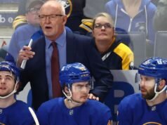 Jon Cooper, Dan Muse e Lindy Ruff recebem o prêmio de técnico do ano