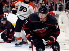 Os Hurricanes venceram os Flyers no gol de Taylor Hall no OT para uma vantagem de 2 a 0