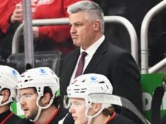 O técnico do Devils, Keefe, retorna após avaliação da GM…