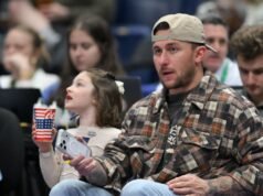 Ex-QB Manziel vence influenciador em estreia no MMA