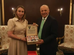 Hani Abu Raida troca placas comemorativas com o líder da seleção russa.
