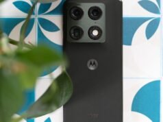 O Razr Fold está preso no meio
