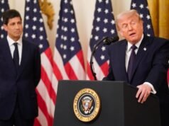 Kevin Warsh foi empossado como o novo presidente do Fed ao lado de Trump na cerimônia na Casa Branca