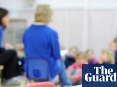 As creches do Reino Unido estão cobrando mais para cobrir a lacuna de financiamento, dizem os ativistas | Cuidado infantil