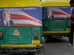 FOTOS | “Trump estragou tudo”: Tuk-tuks em Nova Delhi são decorados com a imagem do presidente americano