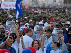 “Viva Raul!”: Manifestação em apoio a Raul Castro em frente à embaixada dos EUA em Cuba
