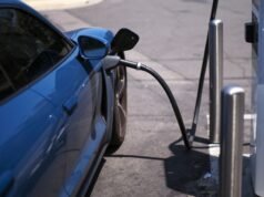 O projeto de lei bipartidário da rodovia inclui uma taxa de registro de EV de US$ 130.