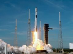 Horas depois da explosão do foguete Blue Origin, a SpaceX lançou 29 satélites Starlink da Flórida (vídeo)