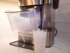 A máquina de fazer gelo com pepitas GE custa quase metade do preço se você comprá-la reformada