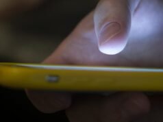 HHS alerta contra o uso de telas em crianças, citando impactos no sono e na saúde mental
