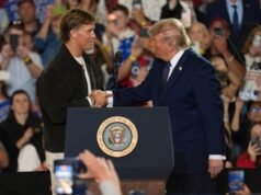 Jackson se dirige aos fãs e jogadores da NFL enquanto apresenta Trump no Dart Rally